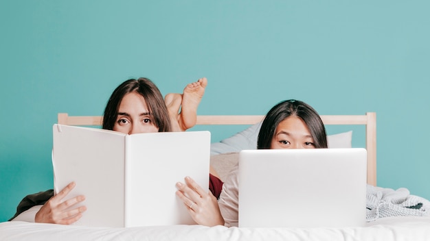 Leuke vrouwen met boek en laptop