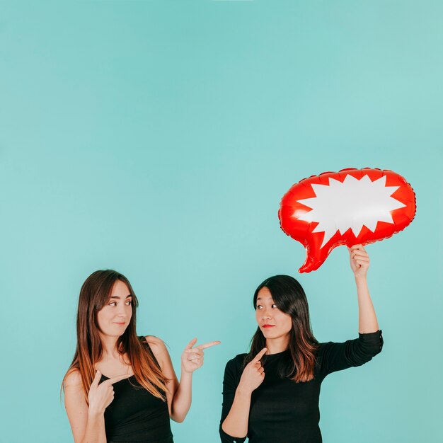 Leuke vrouwen met spraakballon