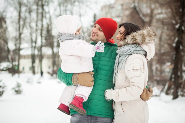 Leuke wandeling gelukkige wintermoeder