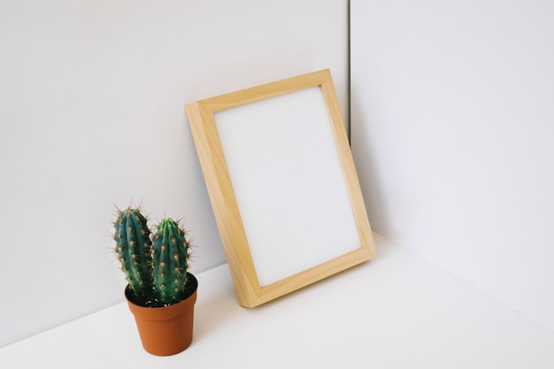 Gratis foto leunend frame en cactus