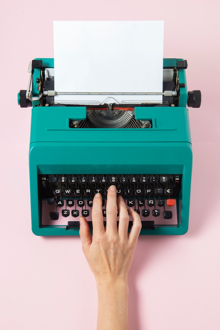 Gratis Foto levendig gekleurde retro typemachine met toetsenbord en knopen