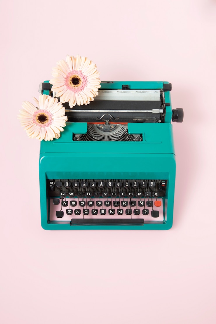 Gratis Foto levendig gekleurde retro typemachine met toetsenbord en knopen