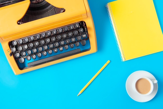Gratis foto levendig gekleurde retro typemachine met toetsenbord en knopen