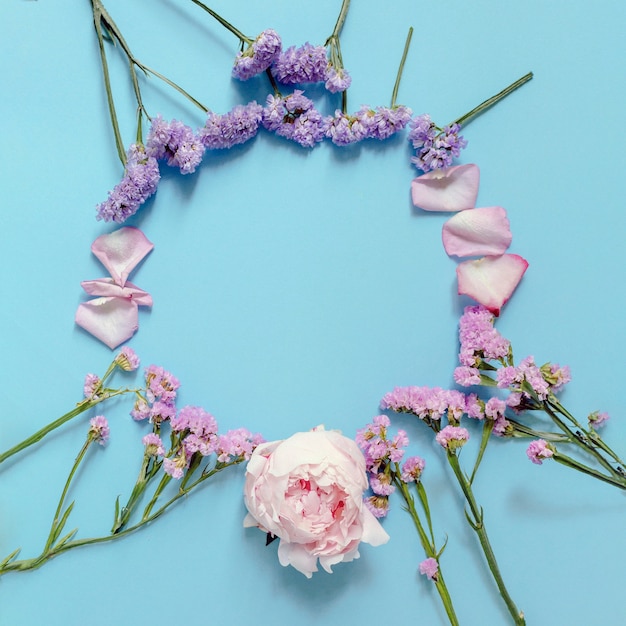 Gratis foto levendige kleurrijke bloemen vormen cirkelvormig frame