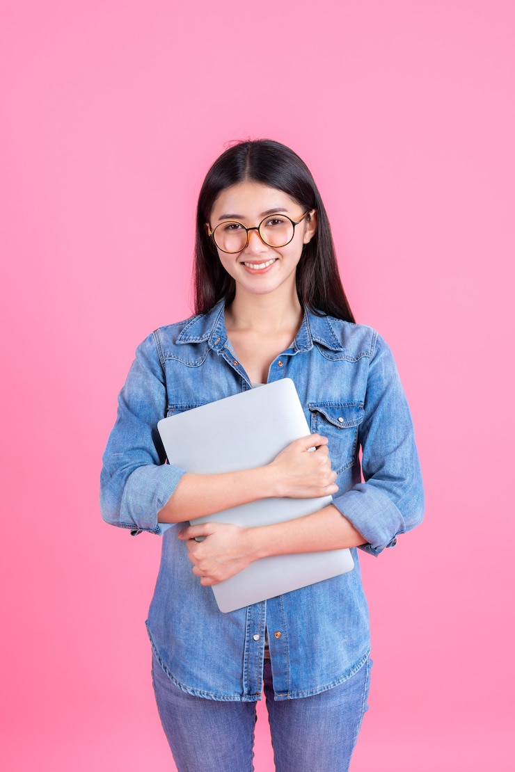 Gratis Foto levensstijl mensen uit het bedrijfsleven met behulp van laptop op roze