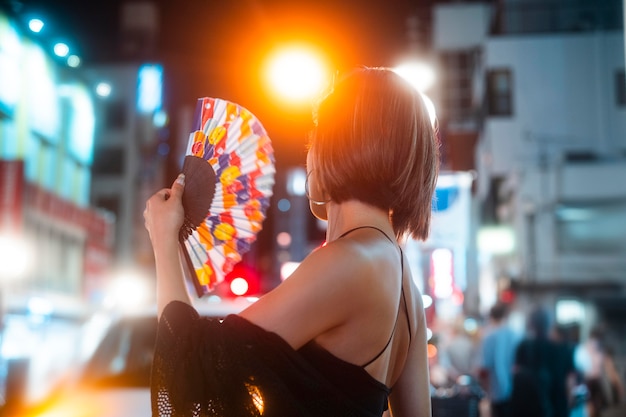 Gratis foto levensstijl van de nacht in de stad met jonge vrouw