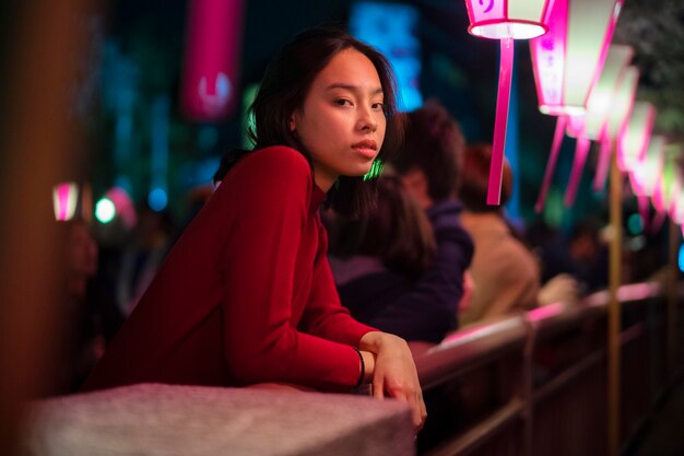 Levensstijl van de nacht in de stad met jonge vrouw