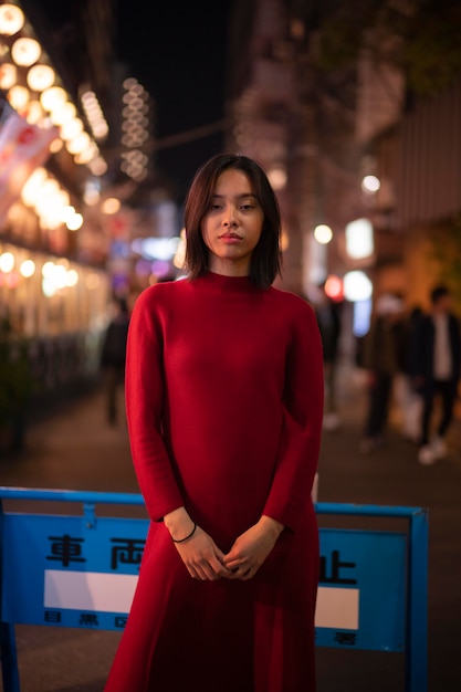 Levensstijl van de nacht in de stad met jonge vrouw