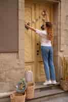 Gratis foto levensstijl van de persoon die zijn voordeur versiert
