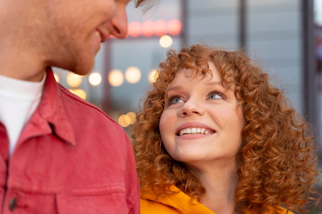 Gratis foto levensstijl van een paar date 's nachts