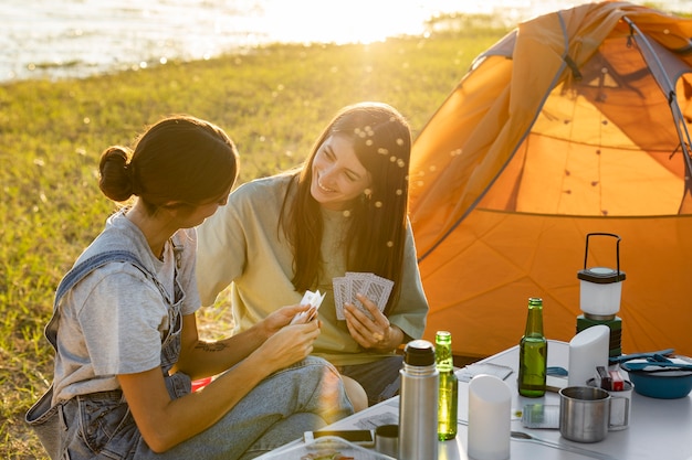 Gratis foto levensstijl van mensen die op de camping wonen