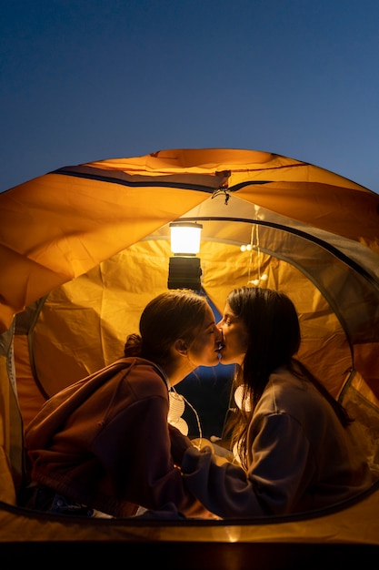 Gratis foto levensstijl van mensen die op de camping wonen