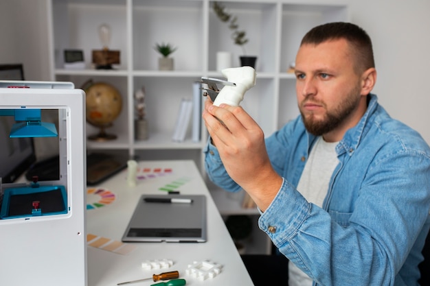 Levensstijl van ontwerper met behulp van een 3D-printer.