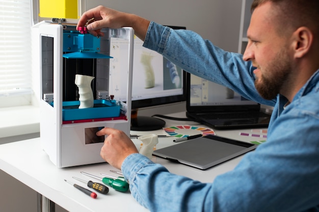 Levensstijl van ontwerper met behulp van een 3D-printer.