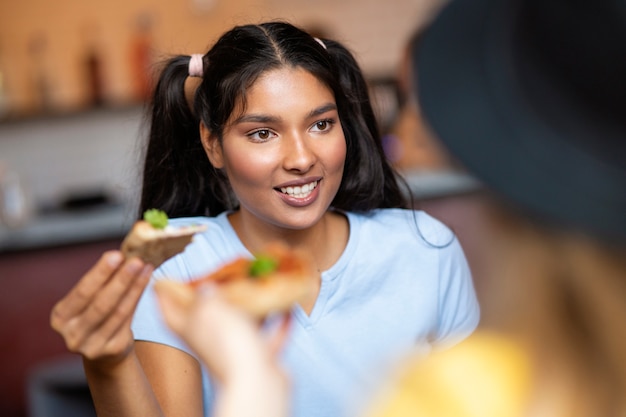 Levensstijl van vrienden die buiten pizza's eten