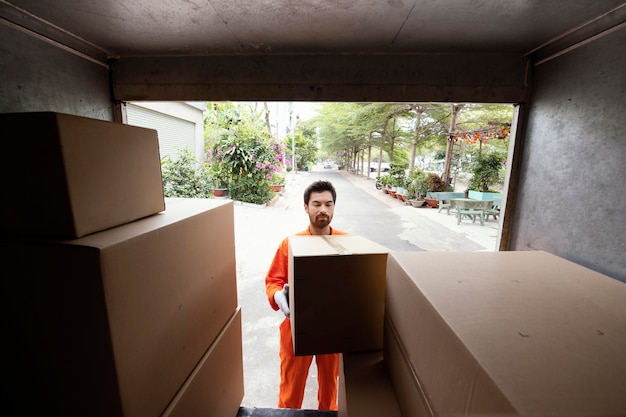 Gratis foto levering man auto met pakketbakken laden