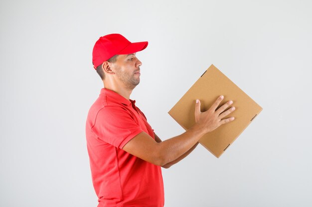 Levering man in rood uniform met pizzadoos.