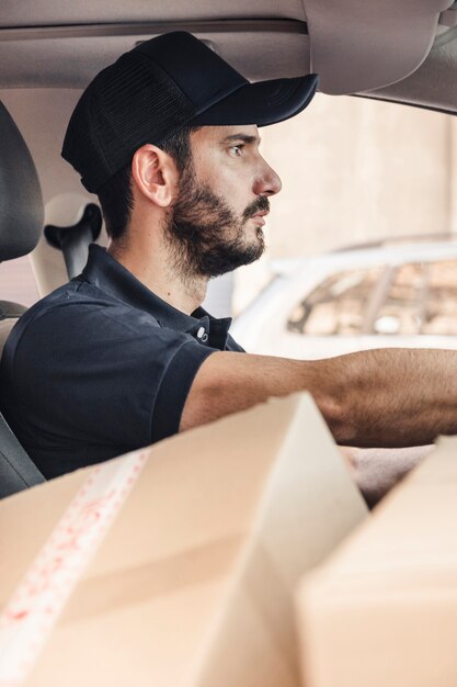 Levering man met kartonnen dozen rijden voertuig