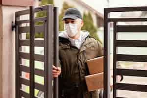 Gratis foto levering man met pakket masker dragen