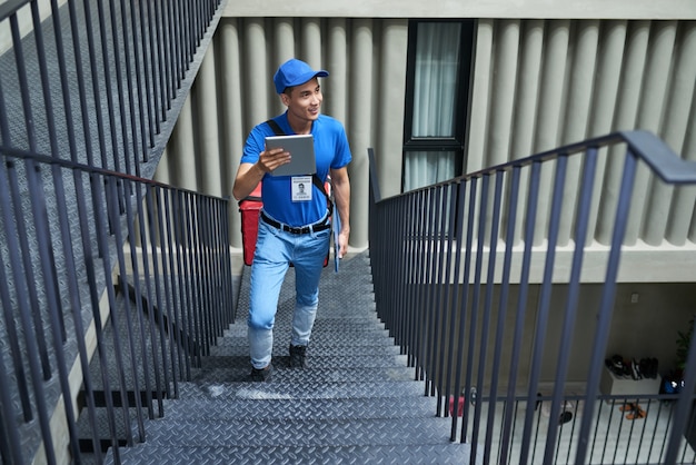 Levering man op zoek naar juiste appartement in gebouw