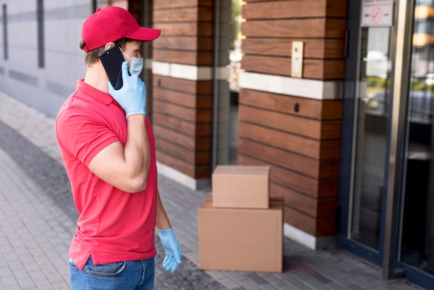 Levering man praten over de telefoon