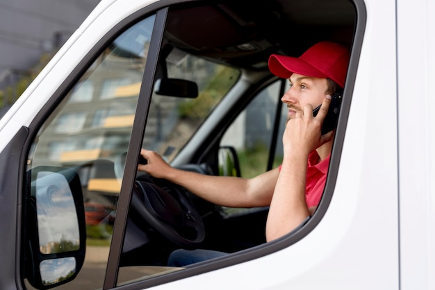 Levering man praten over de telefoon