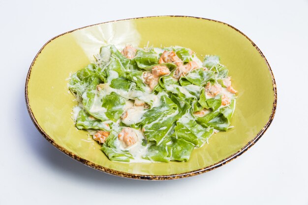Levering van gezond voedsel in restaurant, Salade, tweede gerecht of eerste gerecht op wit oppervlak