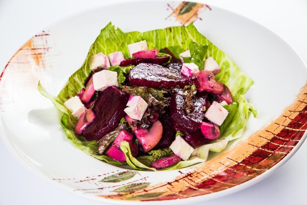 Levering van gezond voedsel in restaurant, Salade, tweede gerecht of eerste gerecht op wit oppervlak