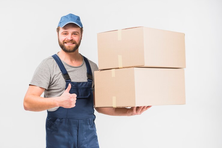 Gratis Foto leveringsmens met dozen die duim tonen