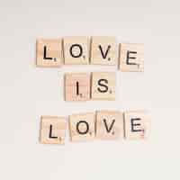 Gratis foto lgbt-motto liefde is liefde op witte achtergrond