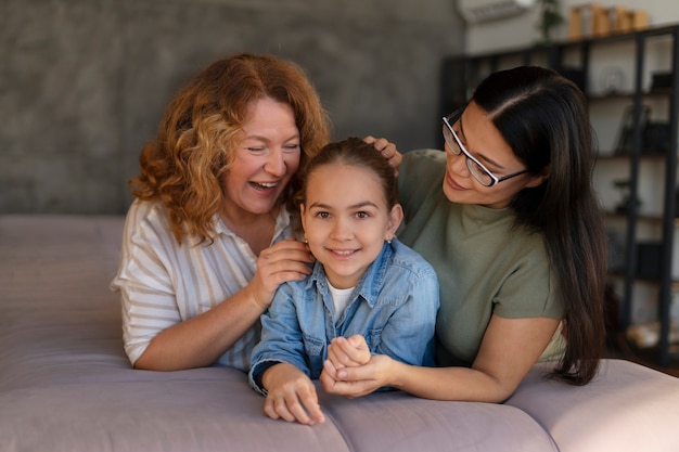 Lgtbiq-familie die samen van het leven geniet