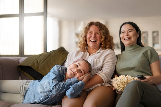 Gratis foto lgtbiq-familie die samen van het leven geniet