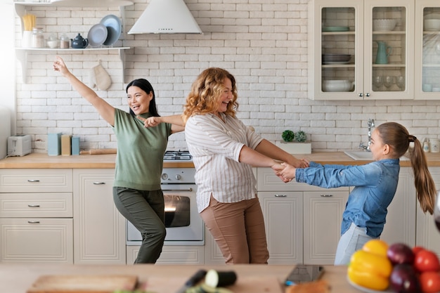 Gratis foto lgtbiq-familie die samen van het leven geniet