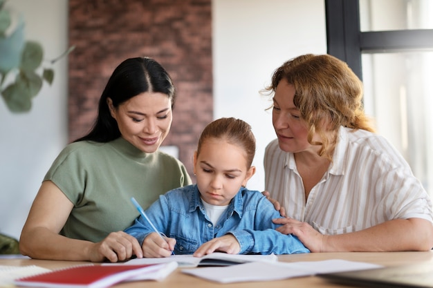 Gratis foto lgtbiq-familie die samen van het leven geniet