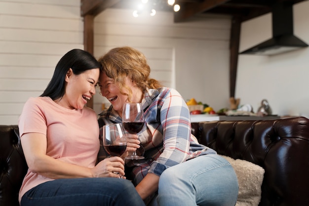 Gratis foto lgtbiq-familie die samen van het leven geniet