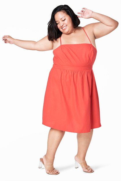 Lichaam positiviteit rode jurk gelukkig plus size model poseren
