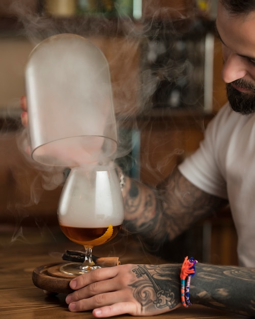 Licht bier met kaneel op de tafel