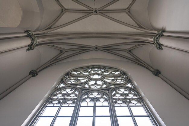 Licht interieur van de kerk met glas-in-loodramen van onderaf