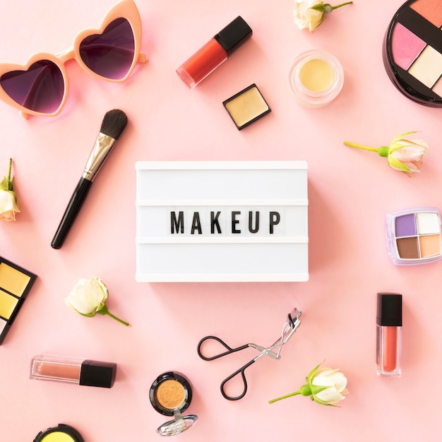 Gratis foto lichtbak met make-up producten