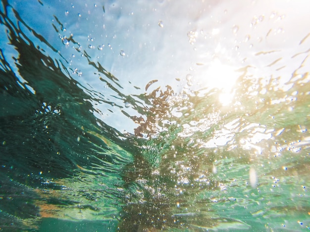 Gratis foto lichtblauwe onderwaterachtergrond