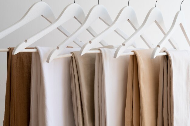 Gratis foto lichtbruin beige broek op hangers