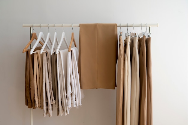 Gratis foto lichtbruin beige broek op hangers