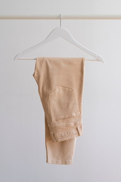 Lichtbruine beige broek binnen stilleven