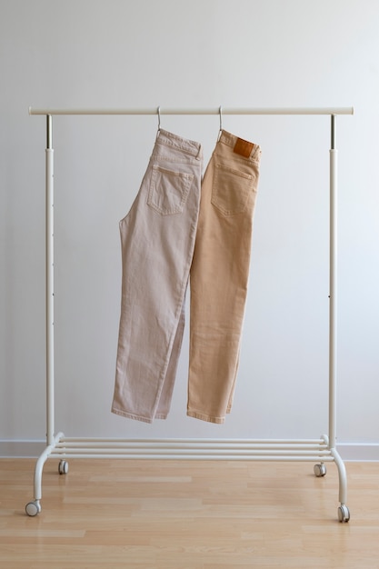 Gratis foto lichtbruine beige broek binnen stilleven