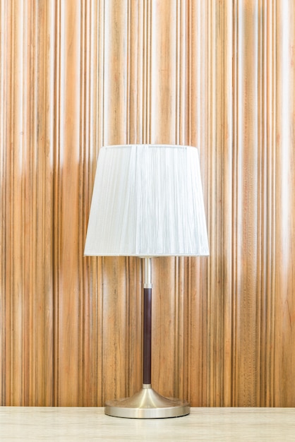 Lichte lamp met kopie ruimte op de muur