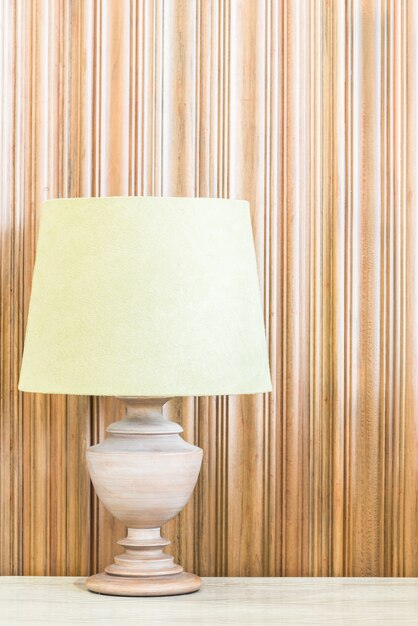 Lichte lamp met kopie ruimte op de muur