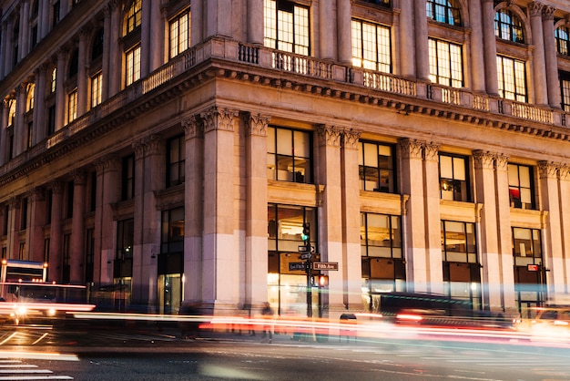 Gratis foto lichten van auto's op de achtergrond van het historische gebouw