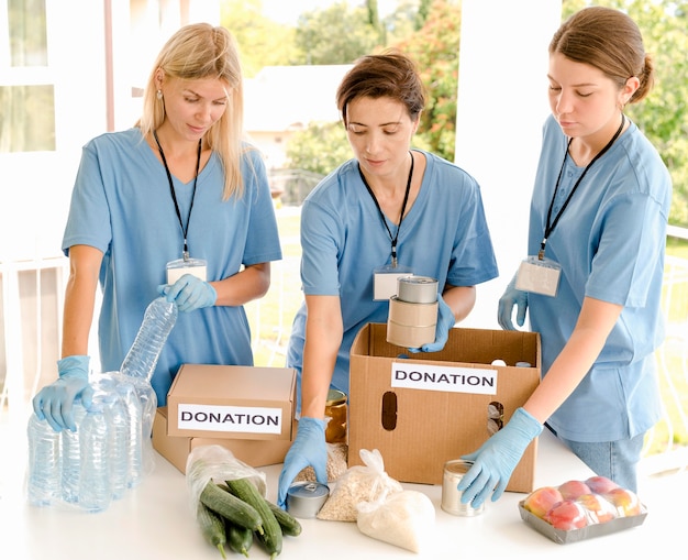 Liefdadigheidsboxen worden voorbereid met voedsel voor donatie