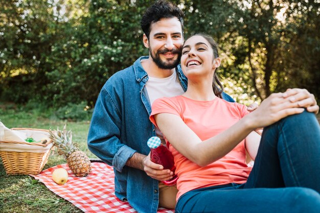 Liefde en picknickconcept in aard