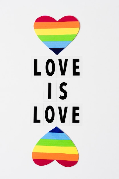 Liefde is liefdeconcept met harten in regenboogkleuren